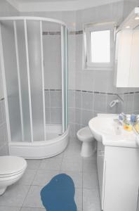 奈维斯Apartments by the sea Njivice, Krk - 5296的带淋浴、卫生间和盥洗盆的浴室