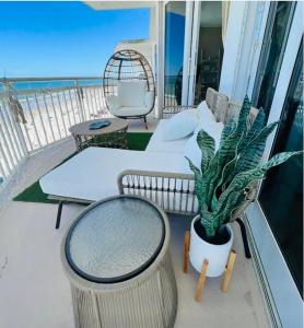 代托纳海滩Beach Oasis 704 Lovely Daytona ocean front for 5 sleeps up to 12的坐在阳台上的锅里的植物