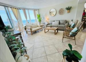 代托纳海滩Beach Oasis 704 Lovely Daytona ocean front for 5 sleeps up to 12的客厅配有沙发和桌子