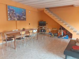 Villa LoncaLa Candela 1 casa的一间带桌椅和楼梯的用餐室