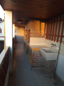 马德普拉塔Casa sur 3 (faro norte)的一间带水槽和砖墙的浴室