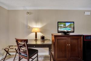 劳德代尔堡Fort Lauderdale Grand Hotel的客房设有书桌、电视和椅子