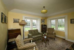 卡波昆Salterbridge Gatelodge的客厅配有两把椅子和一张桌子