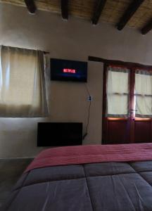 麦马拉Balconcito de Colores的卧室配有一张床,墙上有标志