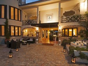 帕劳帕劳酒店的一座带庭院的大型建筑,庭院内配有家具和灯