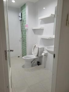 卡图B&B NAMO PHUKET的白色的浴室设有卫生间和水槽。