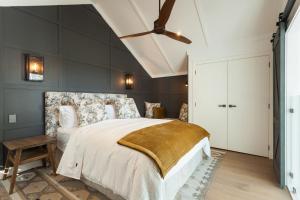 帕帕莫阿Paradise Beach 3 Bedroom Luxury Accommodation的一间卧室配有一张床和吊扇