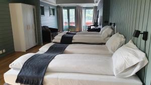 LyseklosterVilla Oleanna的一间客房内的四张床