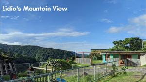 蒙泰韦尔德哥斯达黎加Lidia's Mountain View Vacation Homes的享有山景。