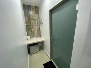 珍南海滩Corrie Chalet Langkawi的带淋浴的浴室和玻璃门