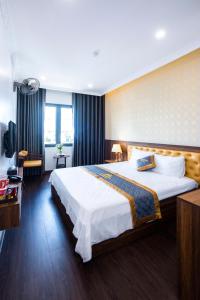 Xóm NiêmGia Phong Hotel的酒店客房设有一张大床和一台电视。