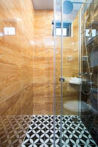 Xóm NiêmGia Phong Hotel的带淋浴的浴室以及黑白瓷砖地板。