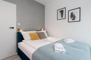 别尔斯克-比亚拉Apartament Prestige Centrum的一间卧室配有一张床,上面有两条毛巾