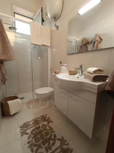 莫诺波利TRE PESCIOLINI HOME的浴室配有卫生间、盥洗盆和淋浴。