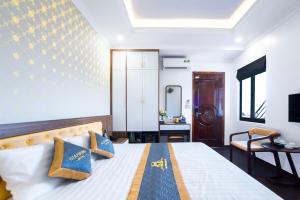 Xóm NiêmGia Phong Hotel的一间卧室配有一张带蓝色枕头的床