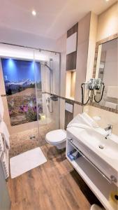 盖洛斯Heimat Apartments - Zillertal的一间带水槽、卫生间和淋浴的浴室