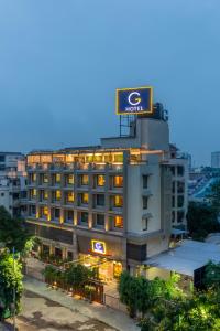 艾哈迈达巴德HOTEL G EXPRESS Formerly Known as TGB Express的上面有标志的酒店
