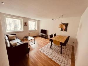 奥尔堡Apartment in the heart of Aalborg的客厅配有桌子和沙发