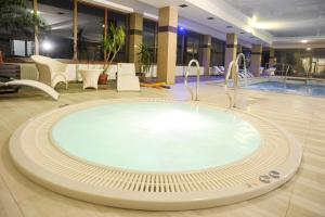 隆代克-兹德鲁伊米尔 - 扬SPA酒店的酒店大堂中央的热水浴池