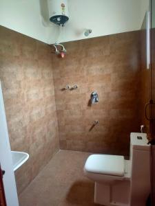 马迪凯里Empra Exotica的浴室配有白色卫生间和淋浴。