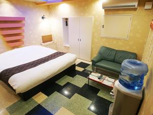 Yoshiokaメルヘンの森パート2大人専用的一间卧室配有一张床和一张绿色沙发