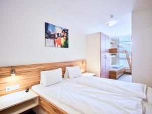 瓦格赖恩Grafenberg Resort by Alpeffect Hotels的卧室配有白色的床和水槽