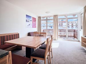 瓦格赖恩Grafenberg Resort by Alpeffect Hotels的一间带木桌和椅子的用餐室