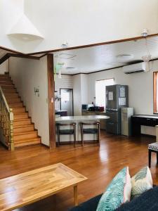 石垣岛Ishigaki - House / Vacation STAY 11269的一间带桌子的客厅和一间厨房