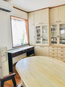 石垣岛Ishigaki - House / Vacation STAY 11269的厨房配有桌子和窗户