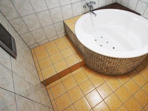 Yoshiokaメルヘンの森パート2大人専用的带浴缸和盥洗盆的浴室