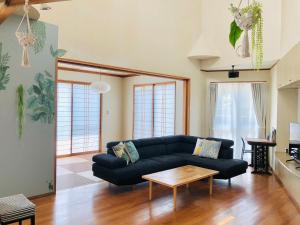石垣岛Ishigaki - House / Vacation STAY 11269的客厅配有沙发和桌子