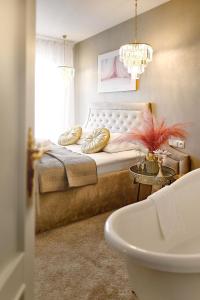 米科瓦伊基La Rose Residence的一间卧室配有一张带吊灯的床