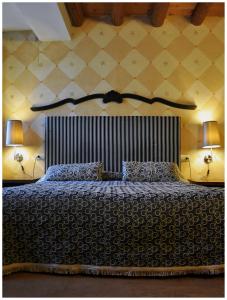 维罗纳卡萨麦格纳尼酒店的一间卧室配有一张大床和两盏灯