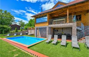 GrabrovnikStunning Home In Grabrovnik With Wifi的庭院中带游泳池的房子