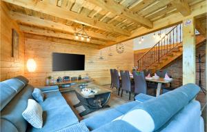 GrabrovnikStunning Home In Grabrovnik With Wifi的客厅配有蓝色的沙发和桌子