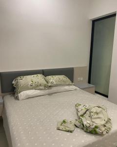 努沙再也Eco Nest 3 Bedroom Duplex Apartment的一张床上有床单和枕头