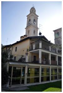 维罗纳卡萨麦格纳尼酒店的一座建筑的顶部有一个钟楼