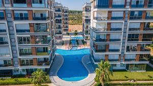 安塔利亚Paradice With Olimpic Pool的享有公寓大楼空中景致,设有游泳池