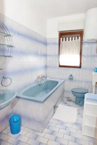 德拉马利Apartments with a parking space Dramalj, Crikvenica - 5576的一间带蓝色浴缸和卫生间的浴室