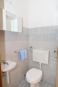 德拉马利Apartments with a parking space Dramalj, Crikvenica - 5576的一间带卫生间和水槽的浴室