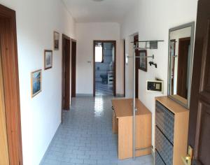 德拉马利Apartments with a parking space Dramalj, Crikvenica - 5576的白色墙壁房屋的走廊