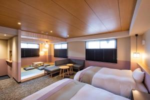京都Rinn Gion Yasaka的酒店客房带两张床和一个客厅