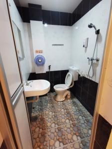 怡保新市镇酒店的一间带卫生间和水槽的浴室