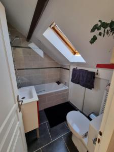 Neauphle-le-ChâteauDuplex 40m2 cocooning cœur de ville avec parking的浴室配有卫生间、盥洗盆和浴缸。