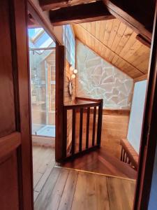 加普La Belle Escale的客房铺有木地板,设有窗户。
