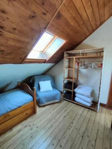 加普La Belle Escale的一间卧室设有两张双层床和一扇窗户。