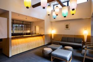 京都Rinn Gion Yasaka的一间配有沙发、凳子和灯的等候室