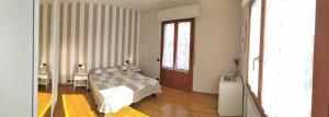 博尔格阿布贾诺LA FAVOLA MIA的一间卧室配有一张床、一张桌子和一个窗户。