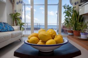 托雷法罗利莫尼苏马赫住宿加早餐旅馆的客厅里的桌子上放着一碗柠檬