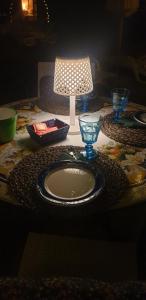 布鲁法伊尔贝尔维迪雷诺住宿加早餐旅馆的一张桌子,上面有盘子和一盏灯